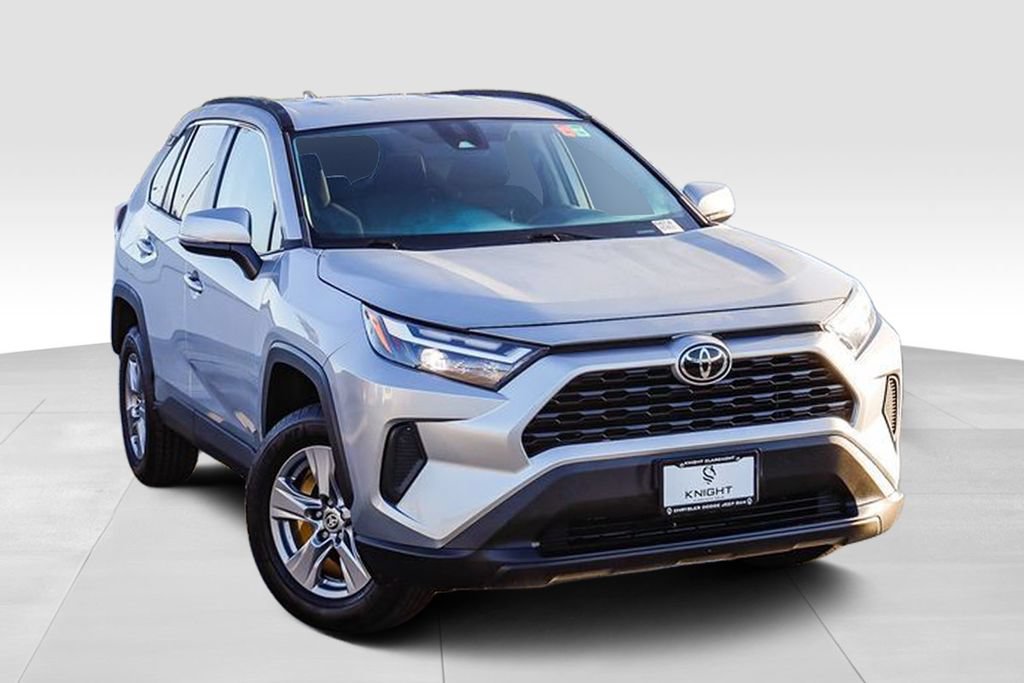 Used 2023 Toyota RAV4 XLE AWD/4WD image 2