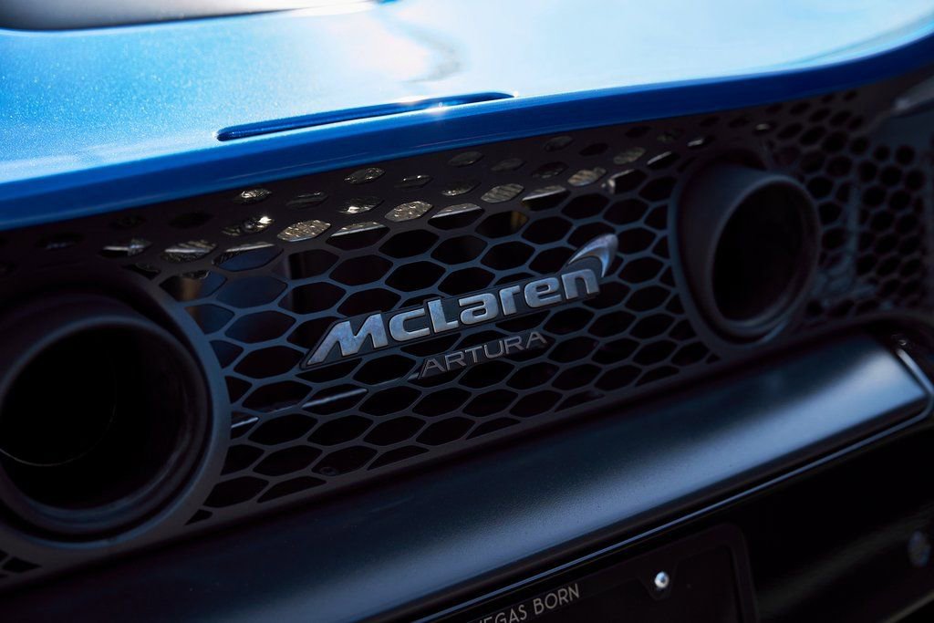 Used 2025 McLaren Artura Spider RWD image 16