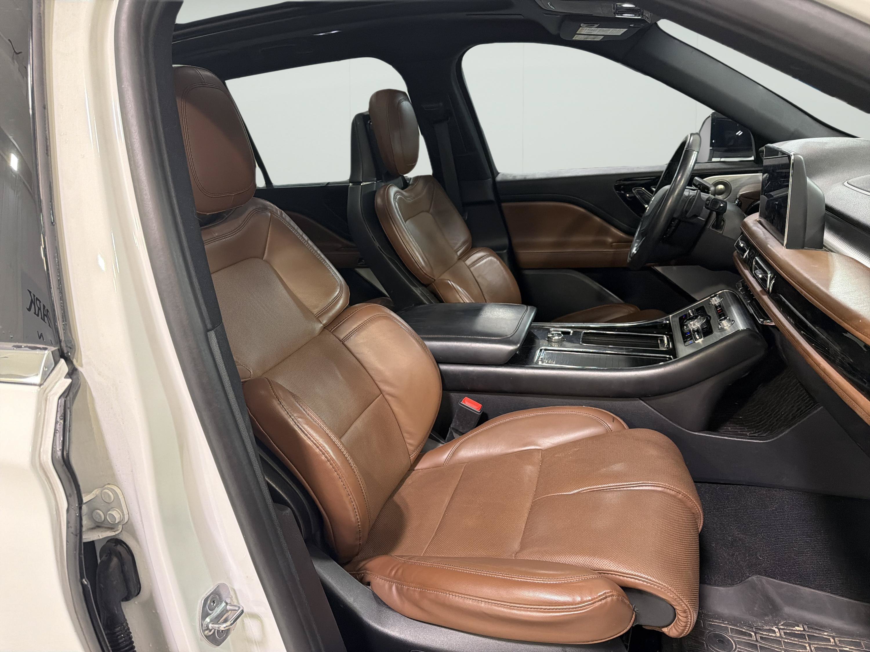 Used 2020 Lincoln Aviator Grand Touring w/ Equipment Group 302A AWD/4WD image 13
