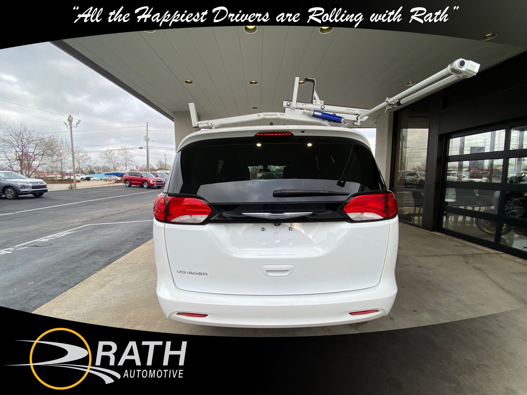 Used 2022 Chrysler Voyager LX image 8