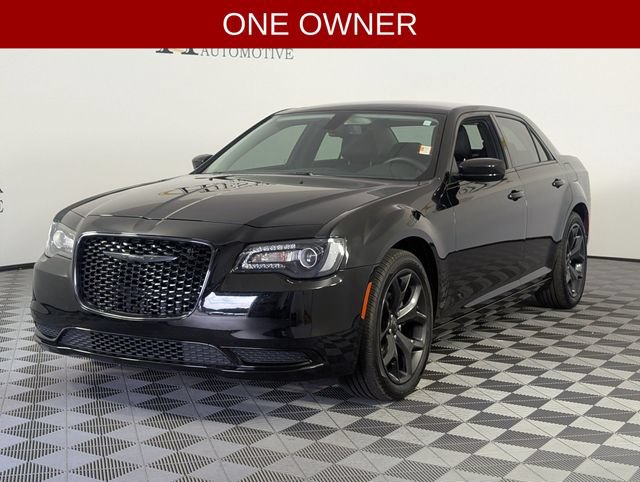 Used 2022 Chrysler 300 Touring w/ Sport Appearance Package RWD image 4