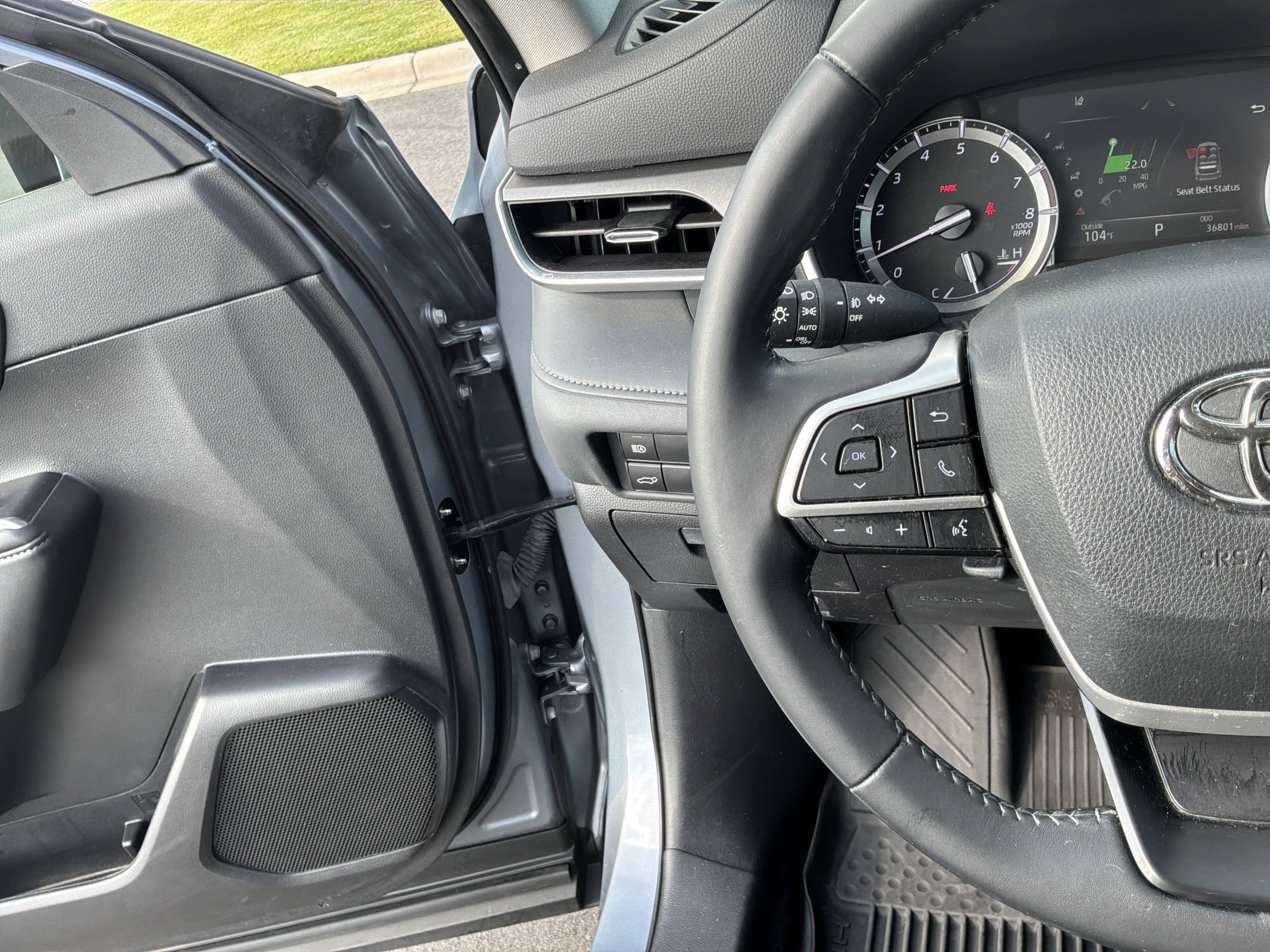 Used 2022 Toyota Highlander XLE FWD image 19