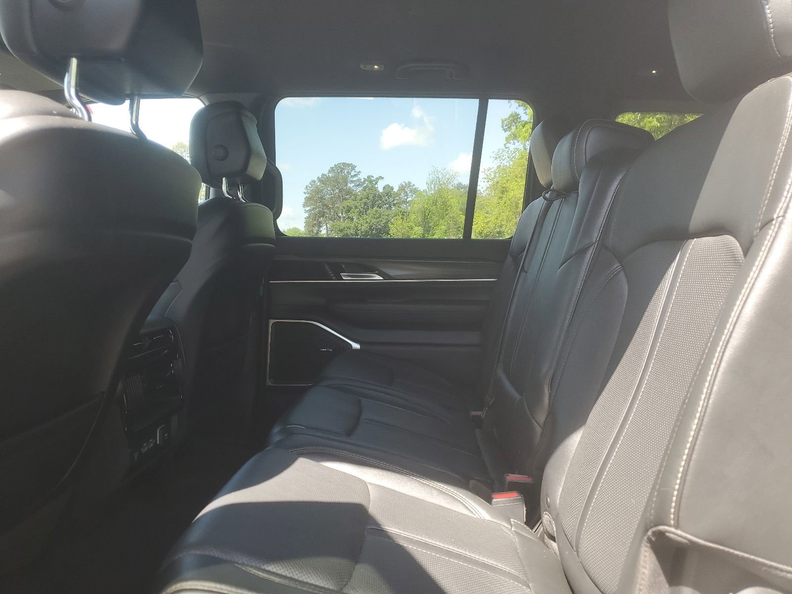 Used 2023 Jeep Wagoneer L Series II image 12