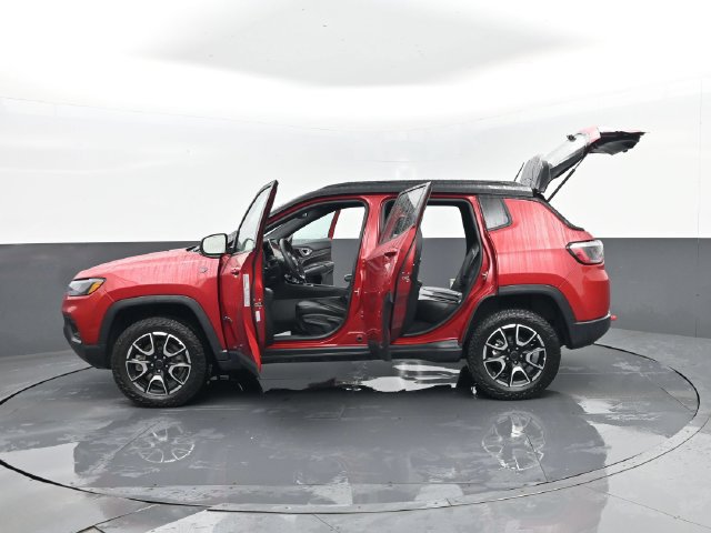 Used 2025 Jeep Compass Trailhawk AWD/4WD image 29