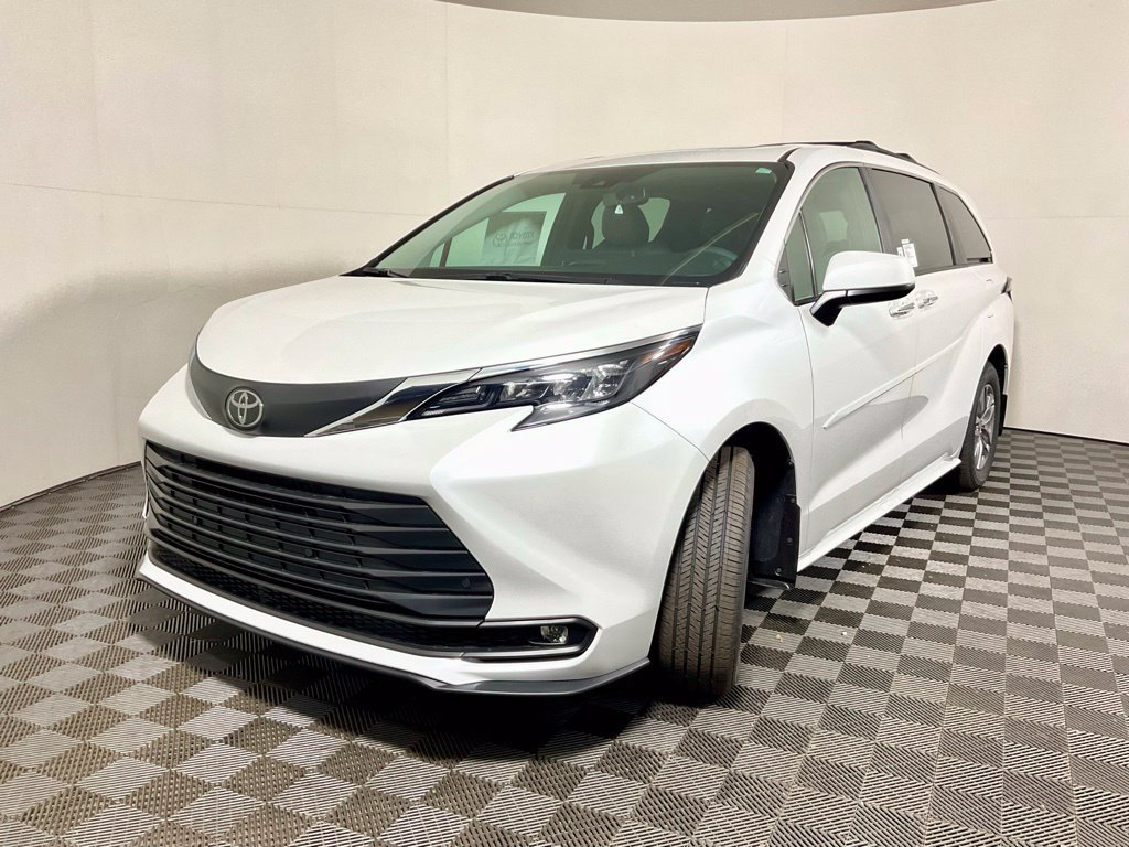 New 2026 Toyota Sienna XLE FWD image 2