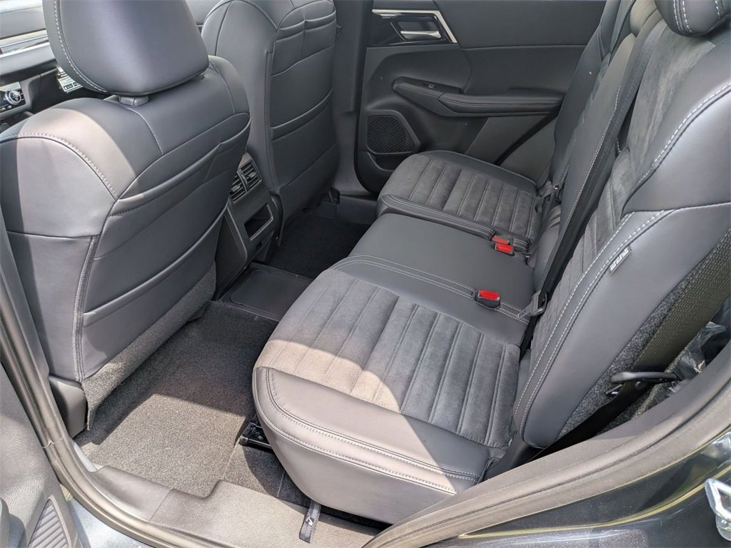 New 2025 Mitsubishi Outlander SE image 24