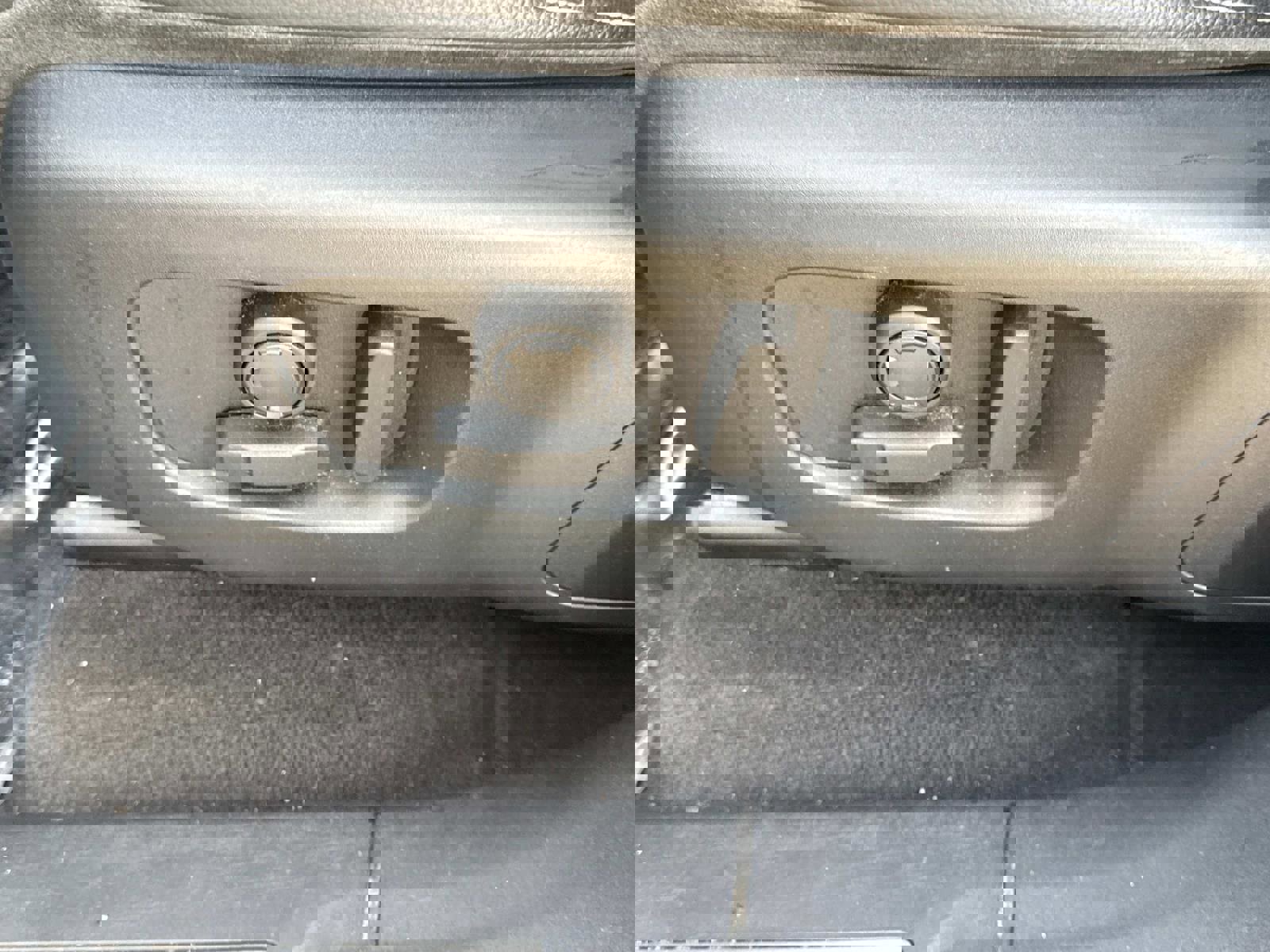 Used 2020 Land Rover Range Rover Velar S image 19