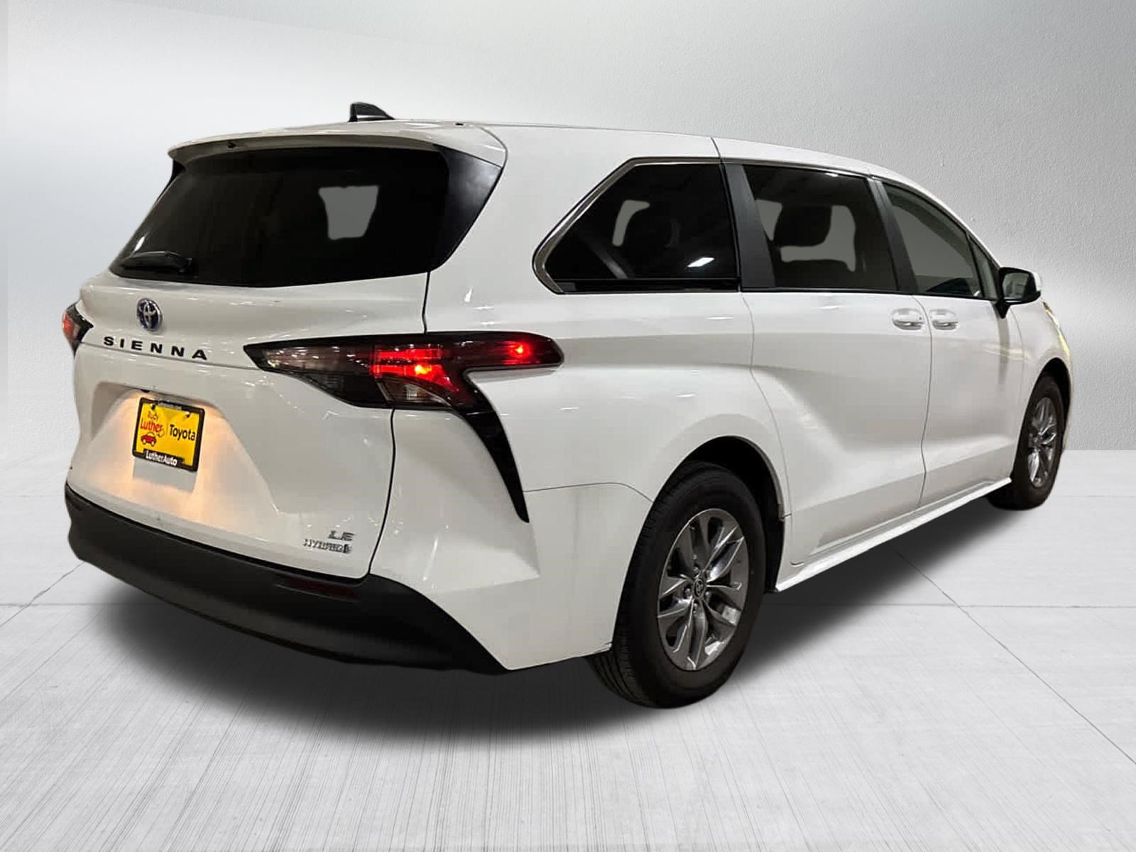 Certified 2024 Toyota Sienna LE AWD/4WD image 6