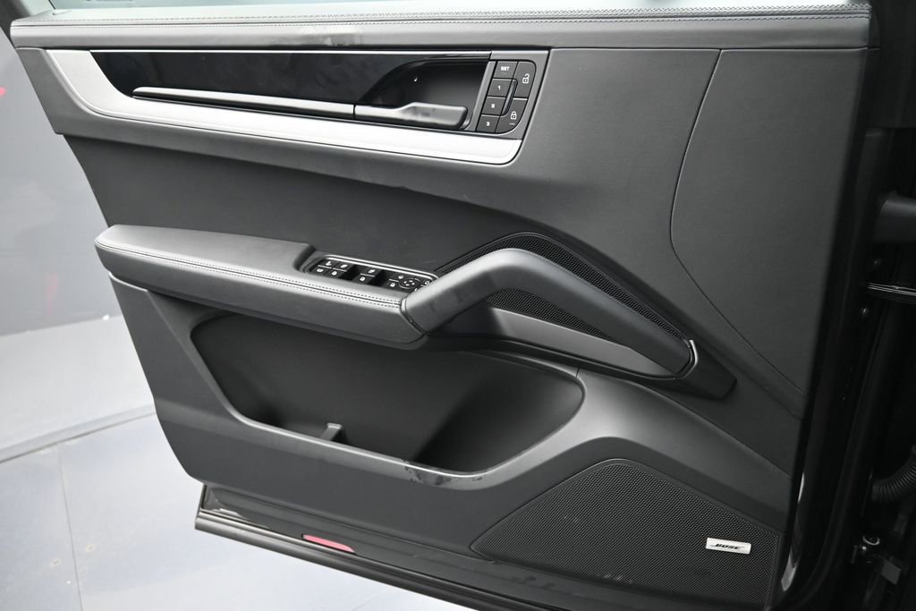 Certified 2026 Porsche Cayenne E-Hybrid AWD/4WD image 23