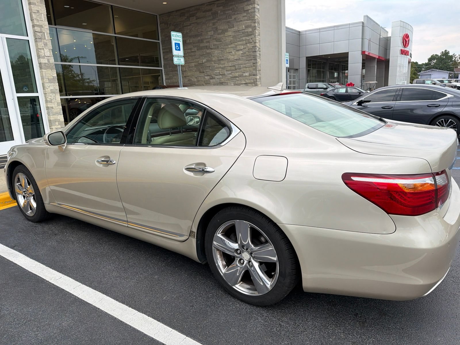 Used 2011 Lexus LS 460 w/ Comfort Pkg RWD image 10
