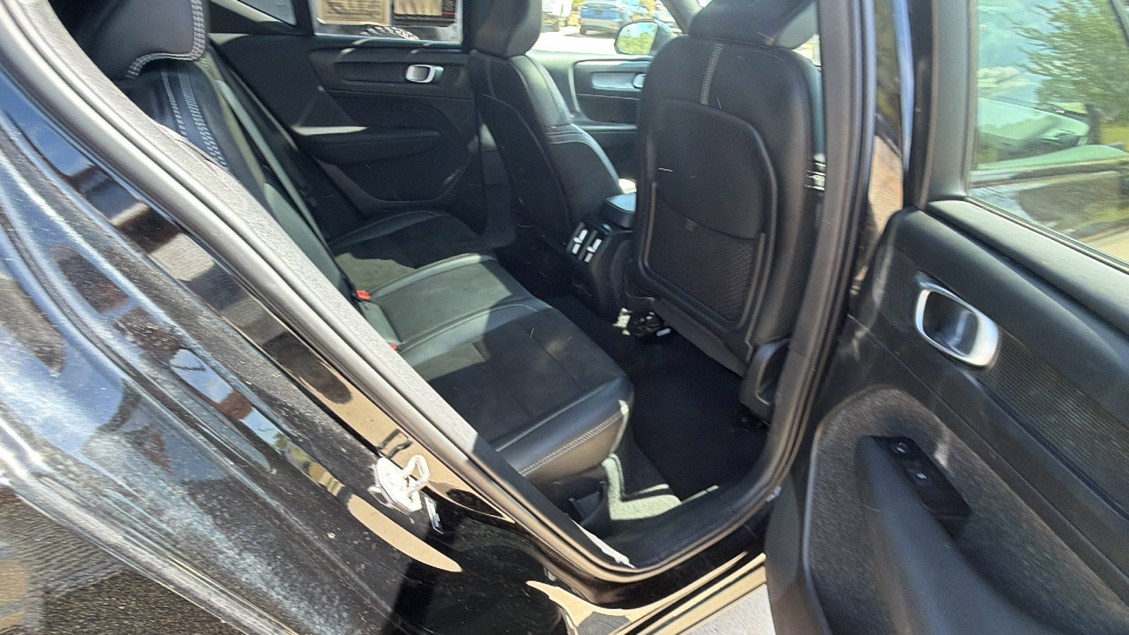Used 2022 Volvo XC40 P8 Recharge Plus AWD/4WD image 22