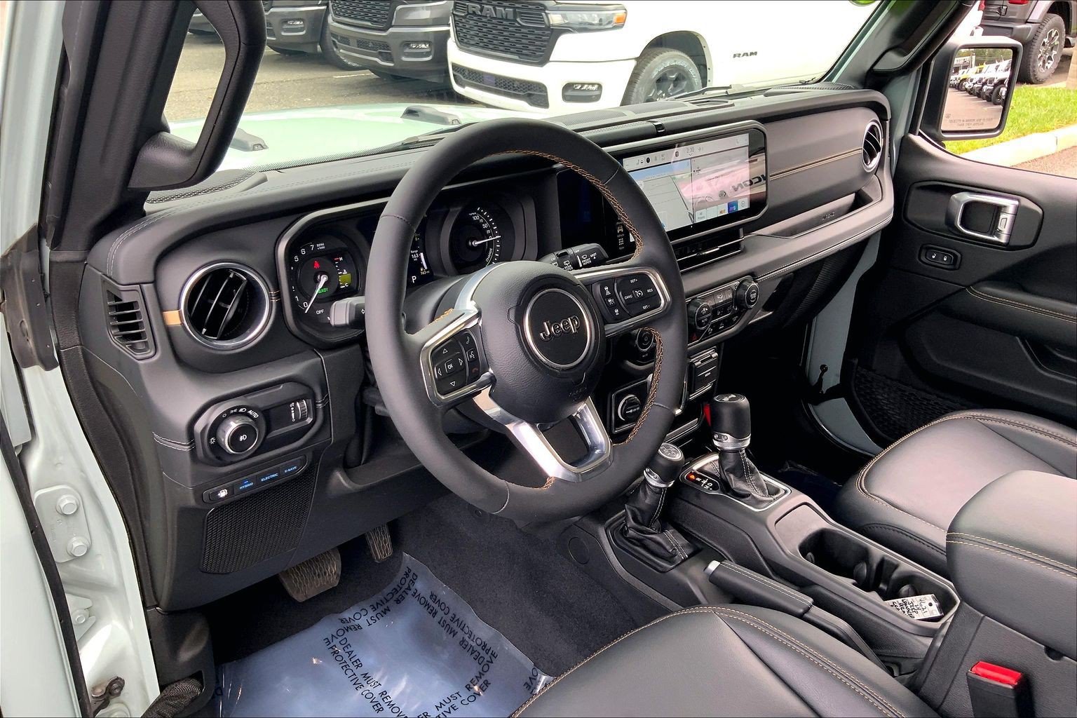 Certified 2024 Jeep Wrangler Unlimited Sahara w/ Technology Group AWD/4WD image 17