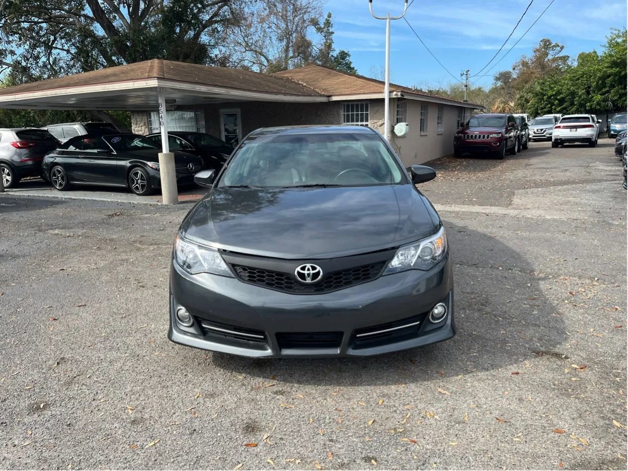 Used 2014 Toyota Camry SE image 2