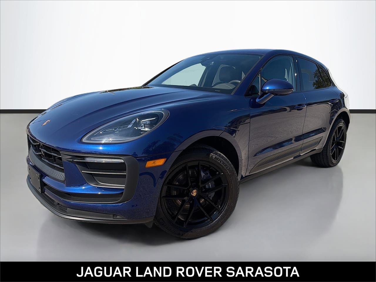 Used 2024 Porsche Macan image 1