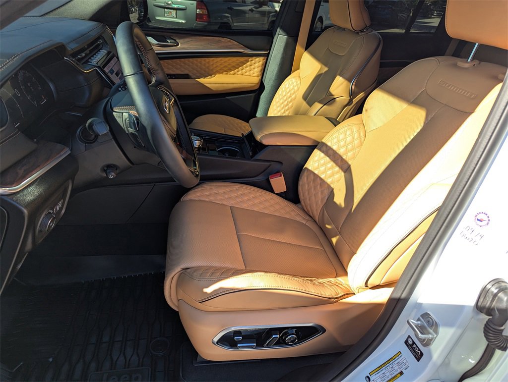 Used 2025 Jeep Grand Cherokee Summit w/ Obsidian Package image 12