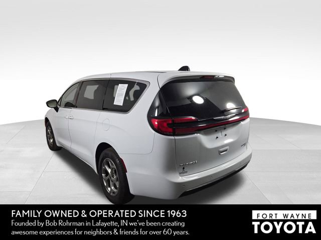 Used 2024 Chrysler Pacifica Limited image 9