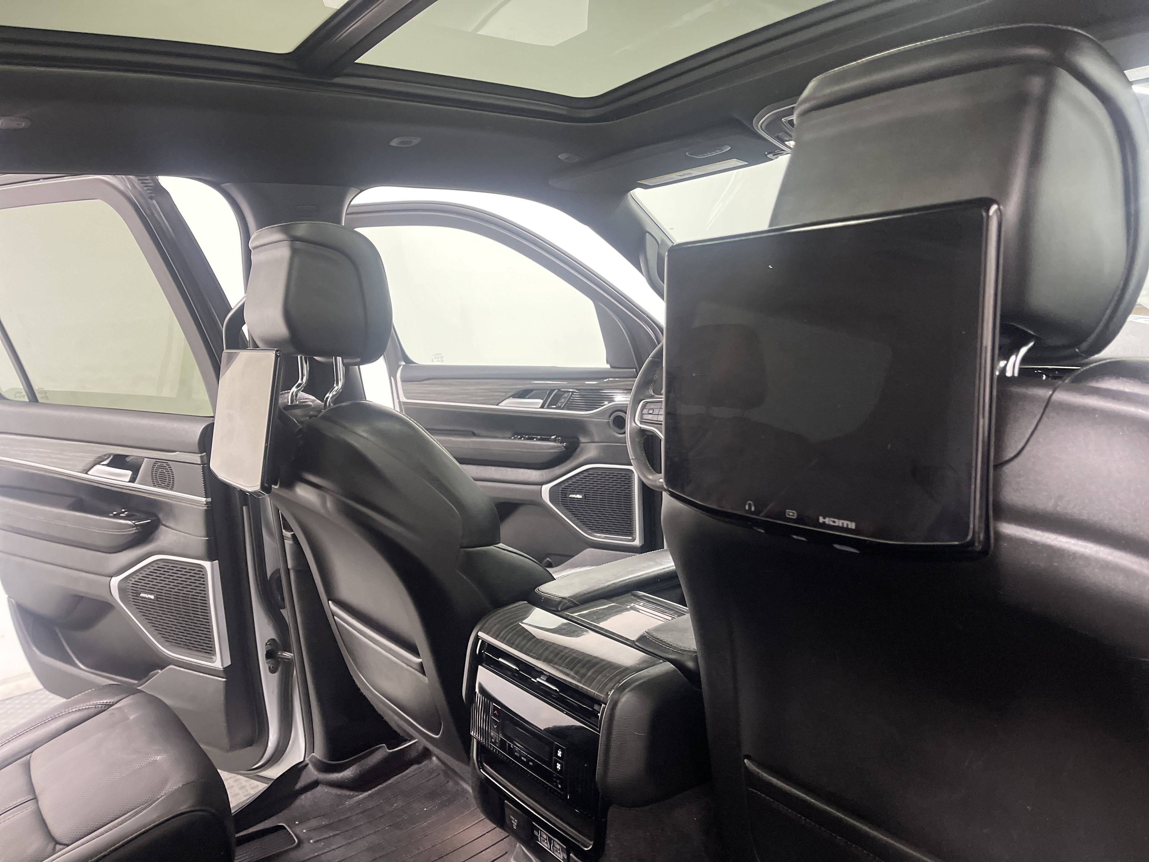 Used 2022 Jeep Wagoneer Series II w/ Premium Group I image 27