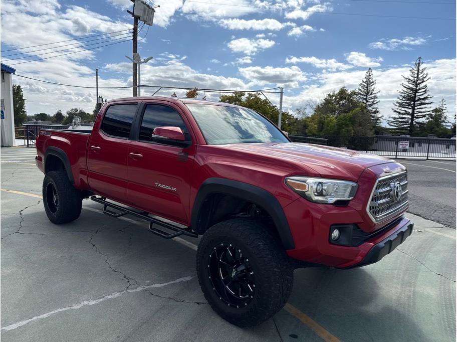 Used 2017 Toyota Tacoma TRD Off-Road image 4