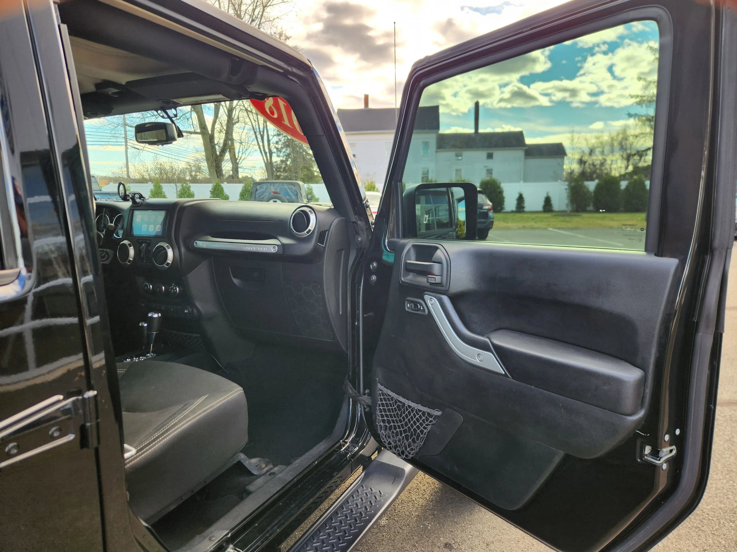 Used 2018 Jeep Wrangler Unlimited Sahara image 33