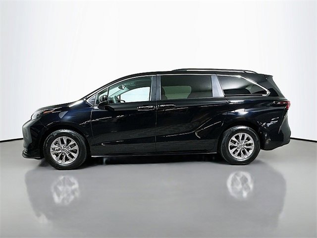 Used 2025 Toyota Sienna XLE image 4