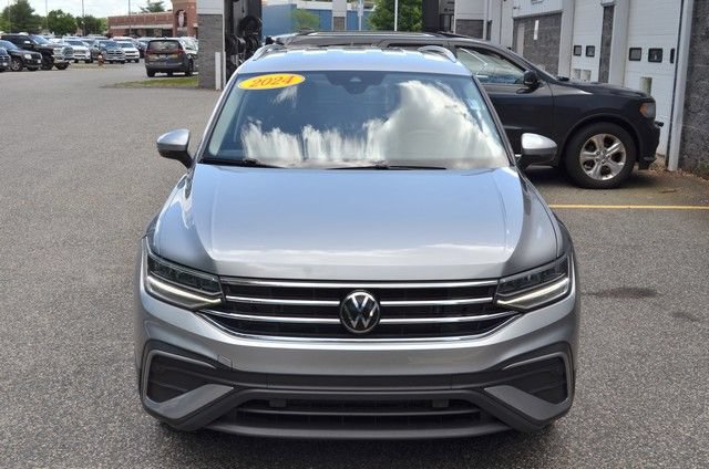 Used 2024 Volkswagen Tiguan SE AWD/4WD image 3