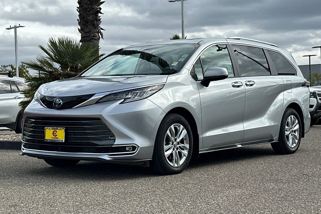 Used 2023 Toyota Sienna Limited image 8