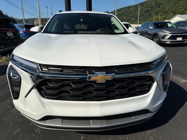 Used 2025 Chevrolet Trax LT w/ LT Convenience Package FWD image 2