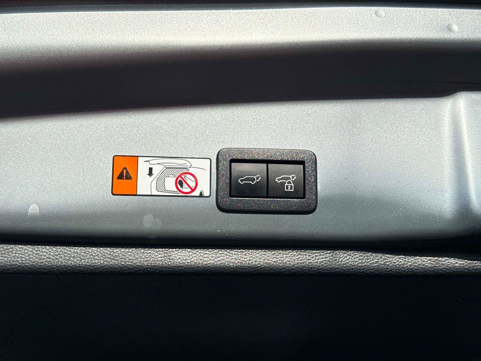Used 2025 Toyota Corolla Cross XLE w/ Convenience Package FWD image 12
