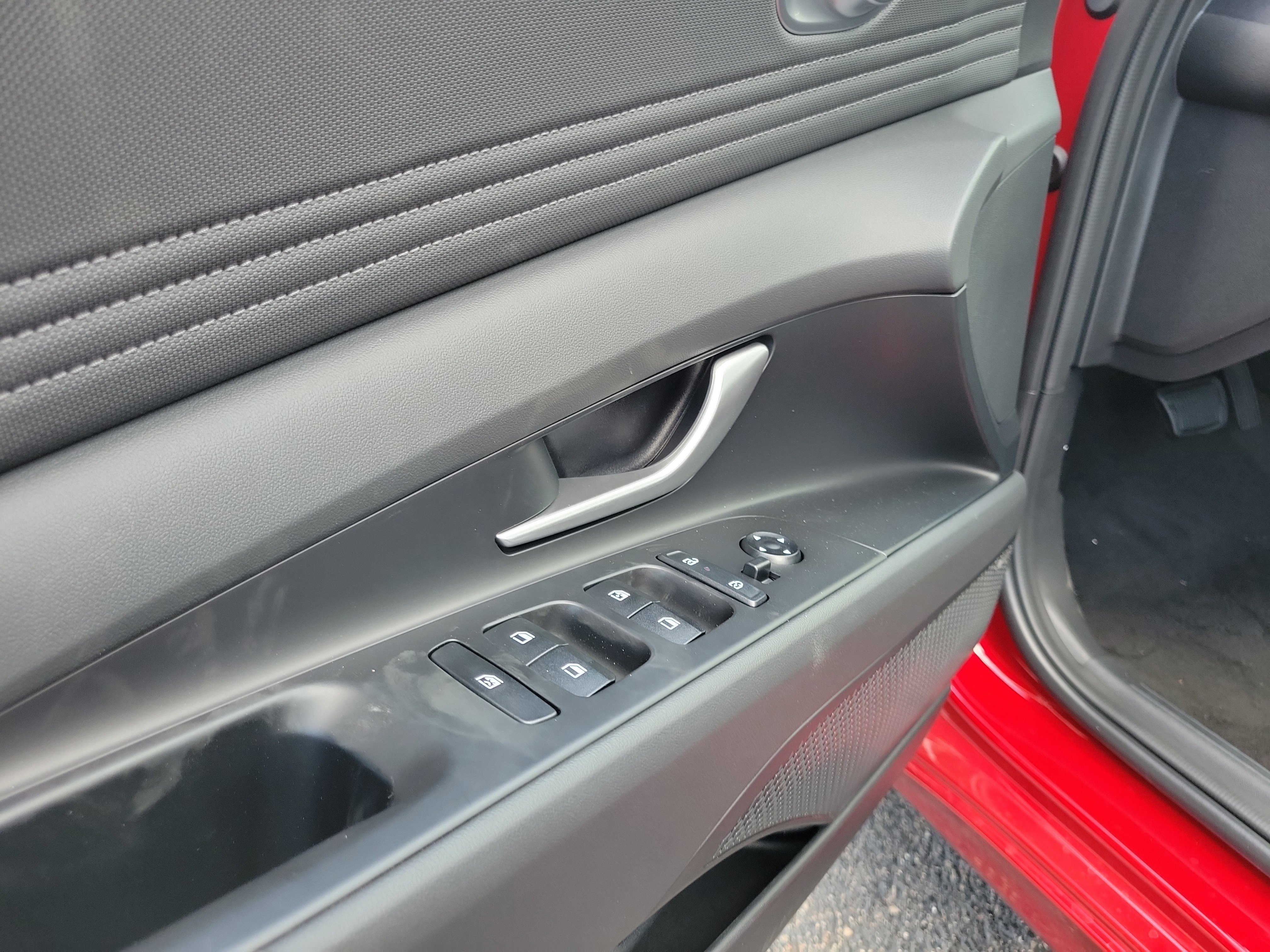 New 2025 Hyundai Elantra Limited FWD image 18