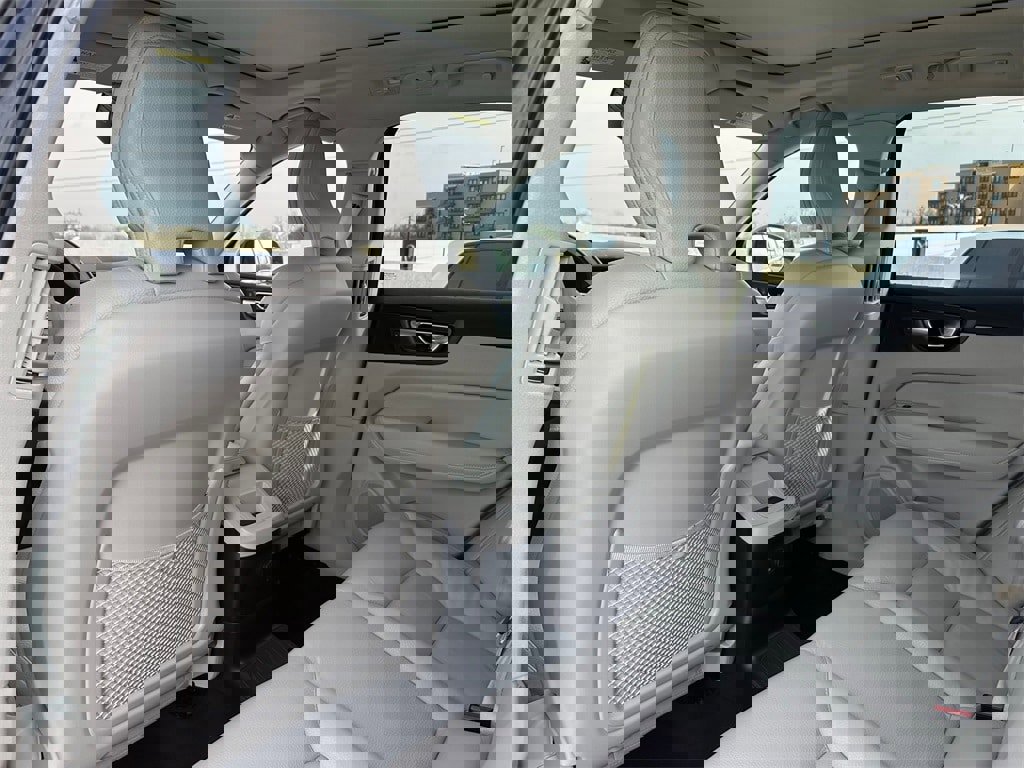 Used 2023 Volvo XC60 T8 Plus image 26