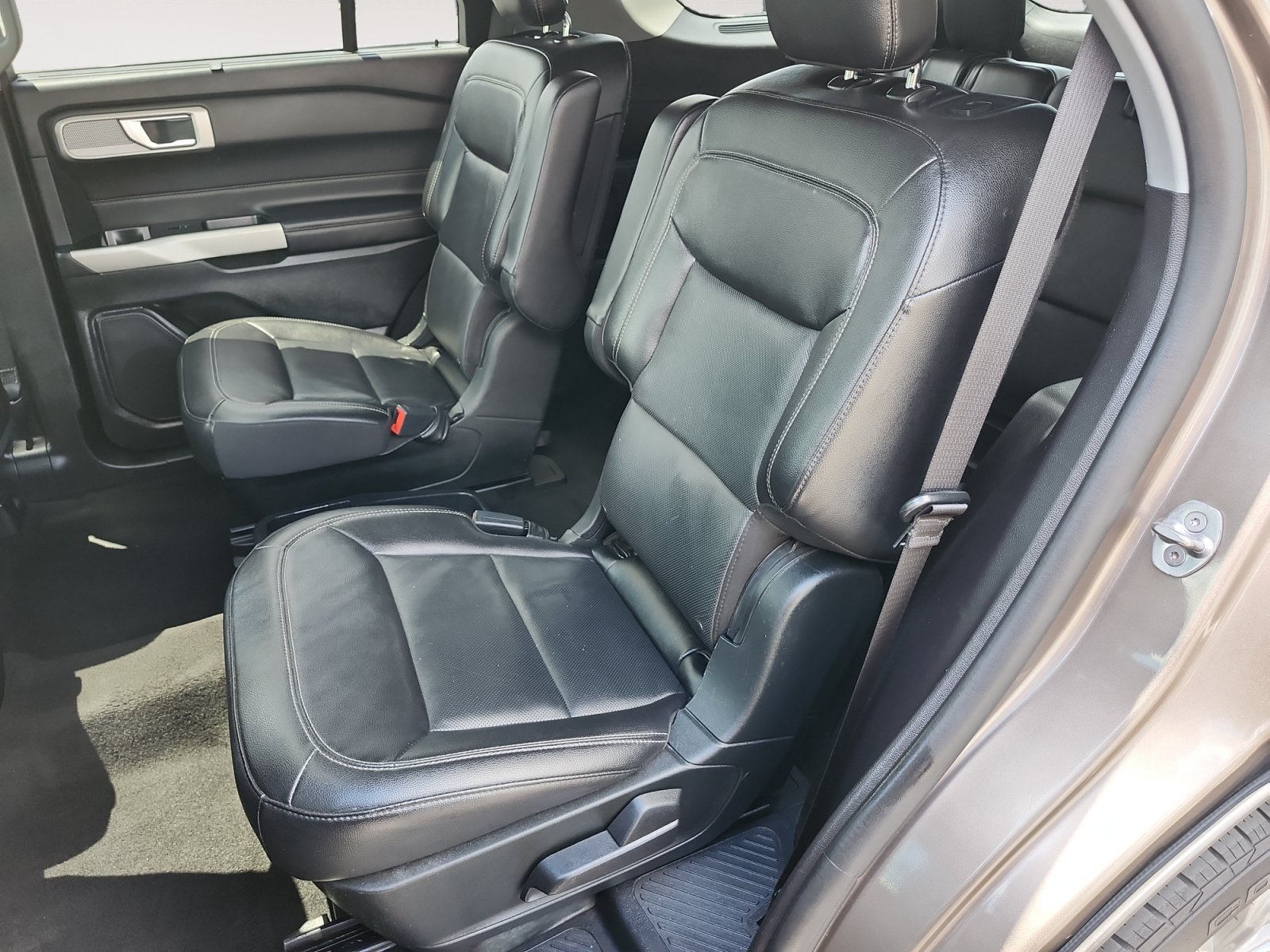 Used 2021 Ford Explorer Limited w/ Equipment Group 301A AWD/4WD image 13