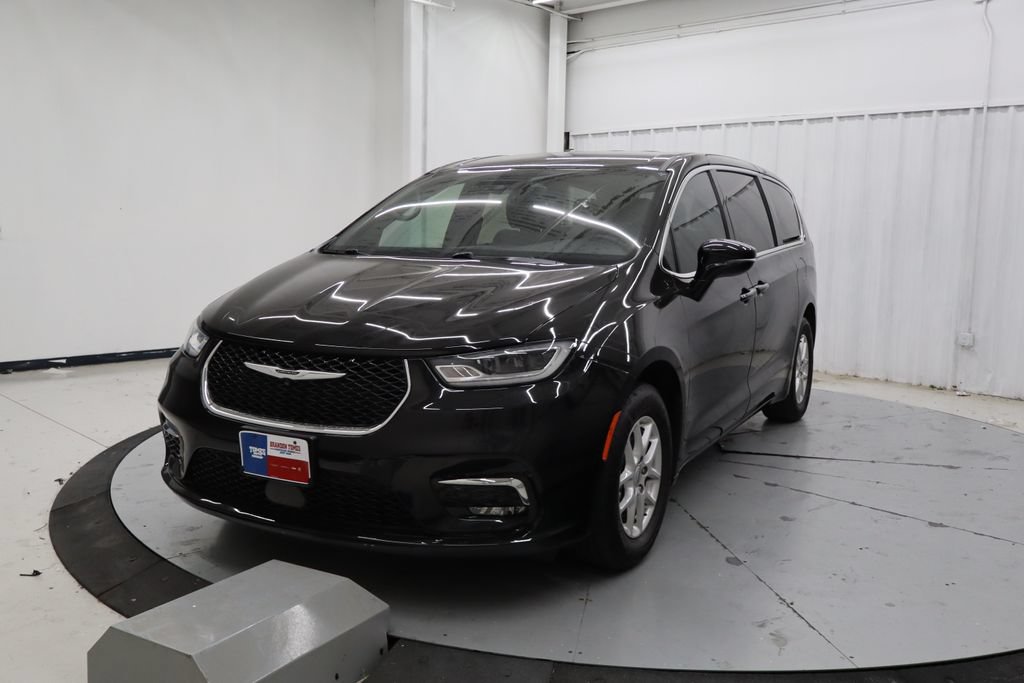 Used 2025 Chrysler Pacifica Select FWD image 7