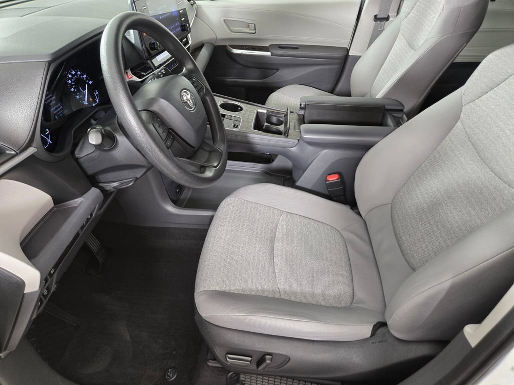 Used 2023 Toyota Sienna LE AWD/4WD image 15