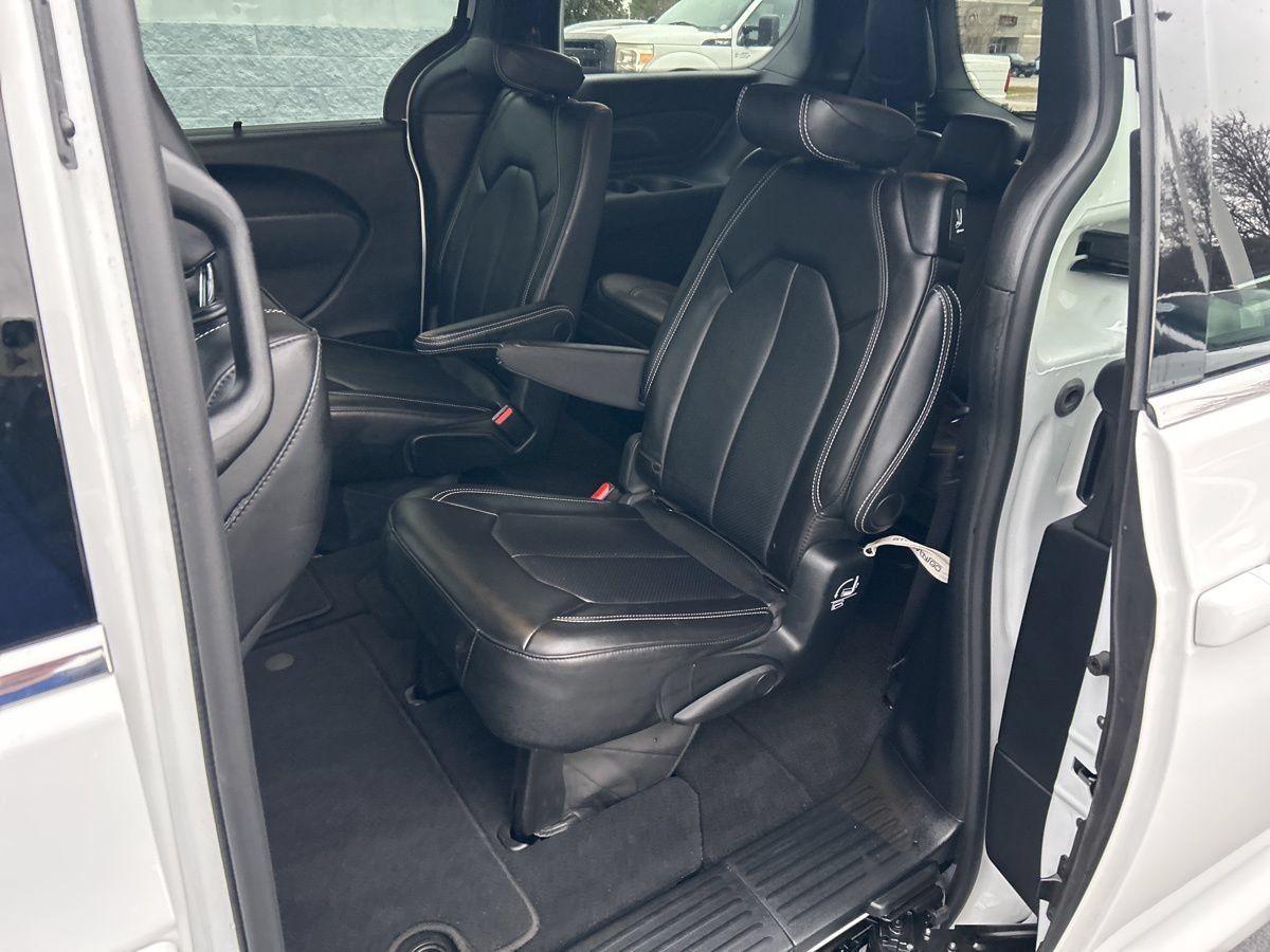 Used 2025 Chrysler Pacifica Select FWD image 28