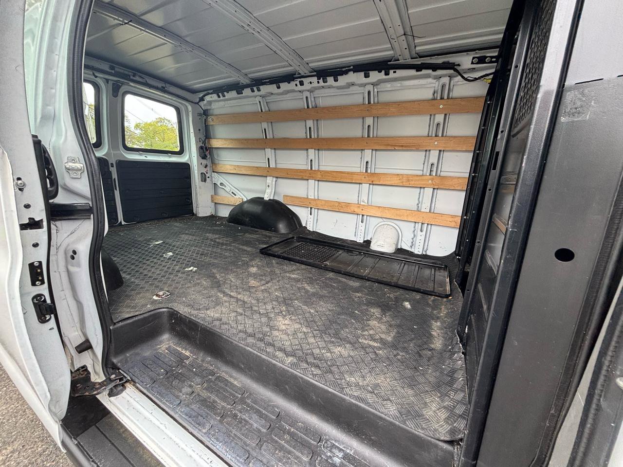 Used 2019 GMC Savana 2500 w/ Driver Convenience Package RWD image 9