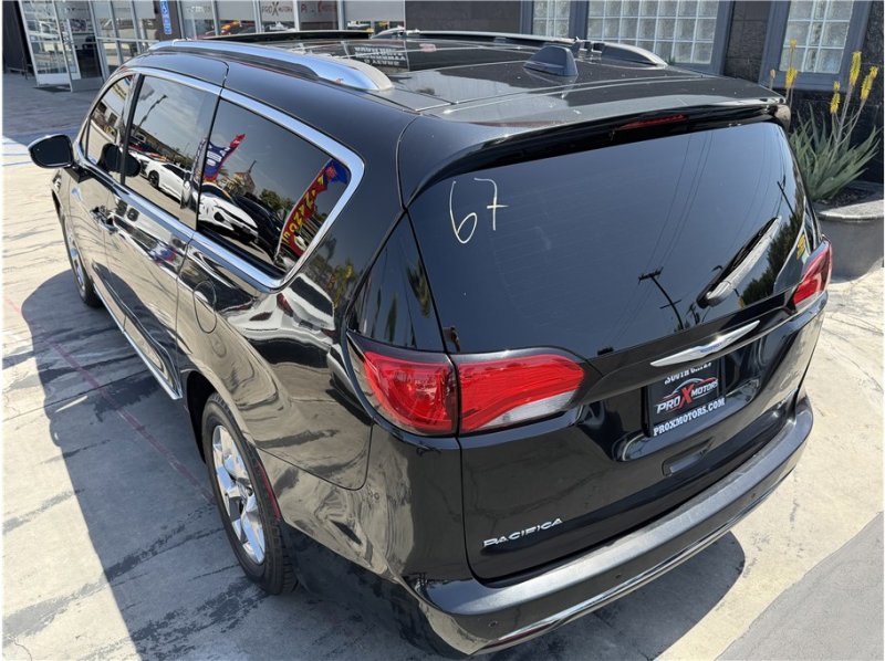 Used 2018 Chrysler Pacifica Limited FWD image 12