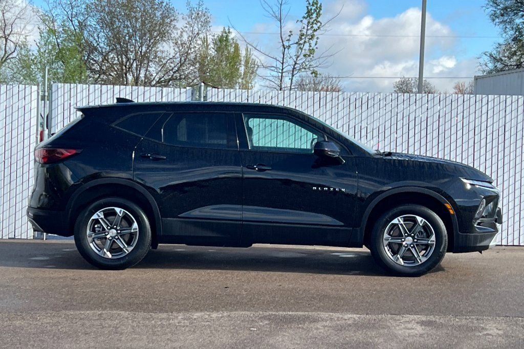 Used 2025 Chevrolet Blazer LT image 3