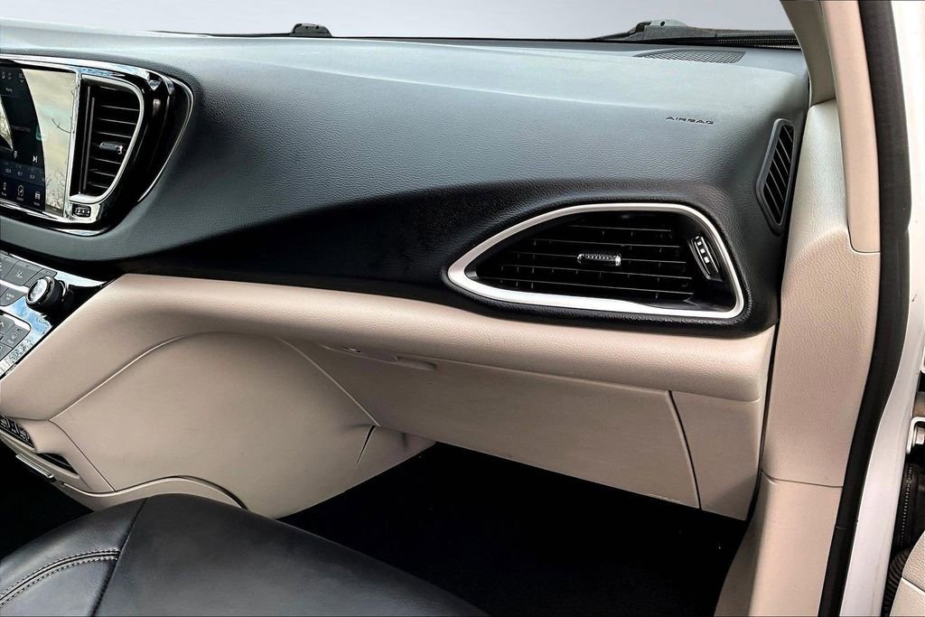 Used 2023 Chrysler Pacifica Touring-L image 26