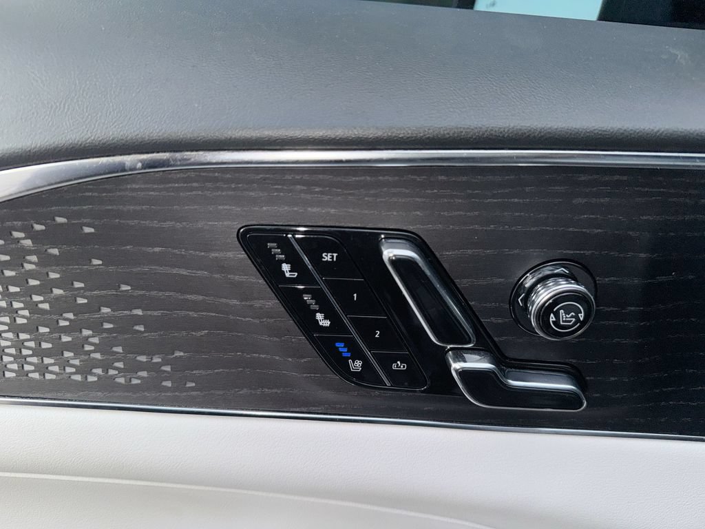 Used 2023 Cadillac Lyriq AWD image 14