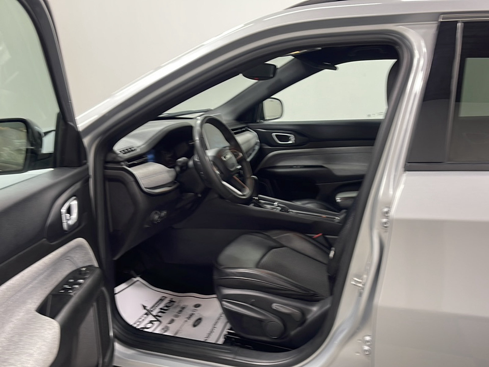 Used 2024 Jeep Compass Latitude AWD/4WD image 2