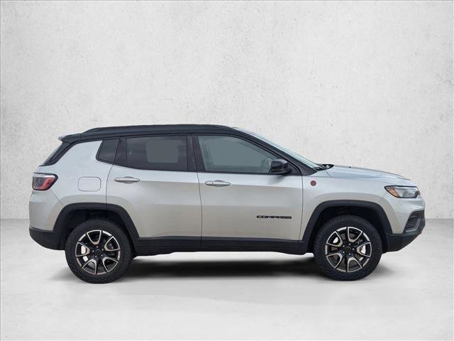 Used 2025 Jeep Compass Trailhawk image 4