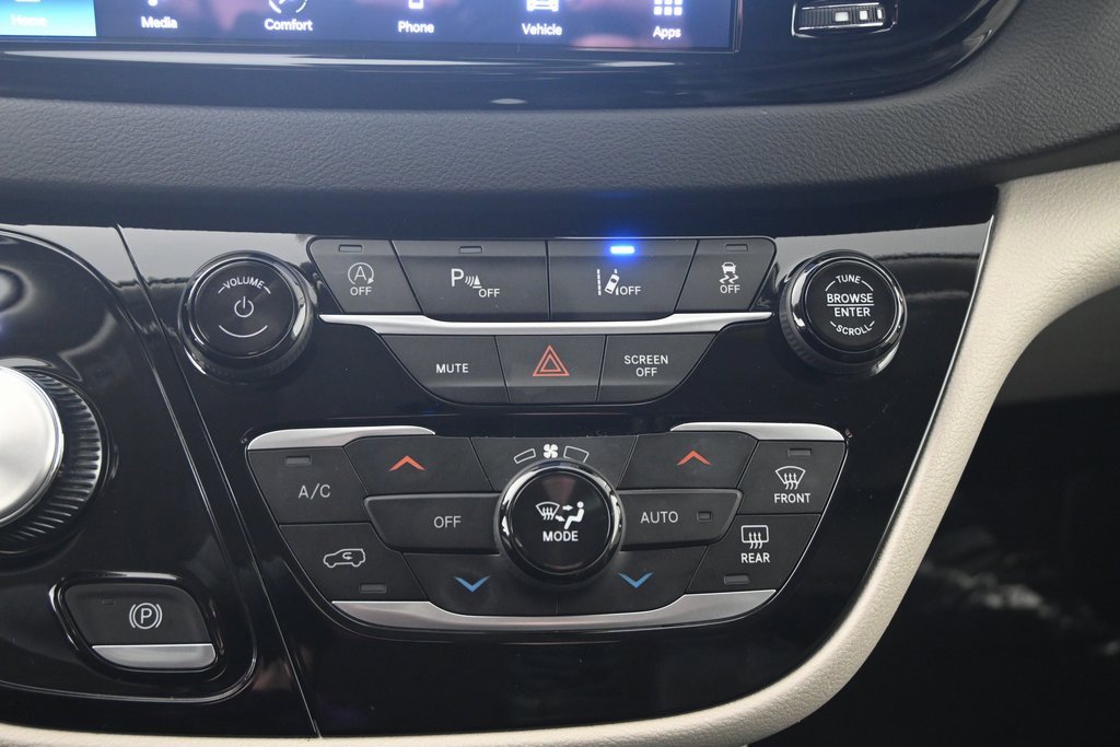 Used 2024 Chrysler Pacifica Touring-L image 31