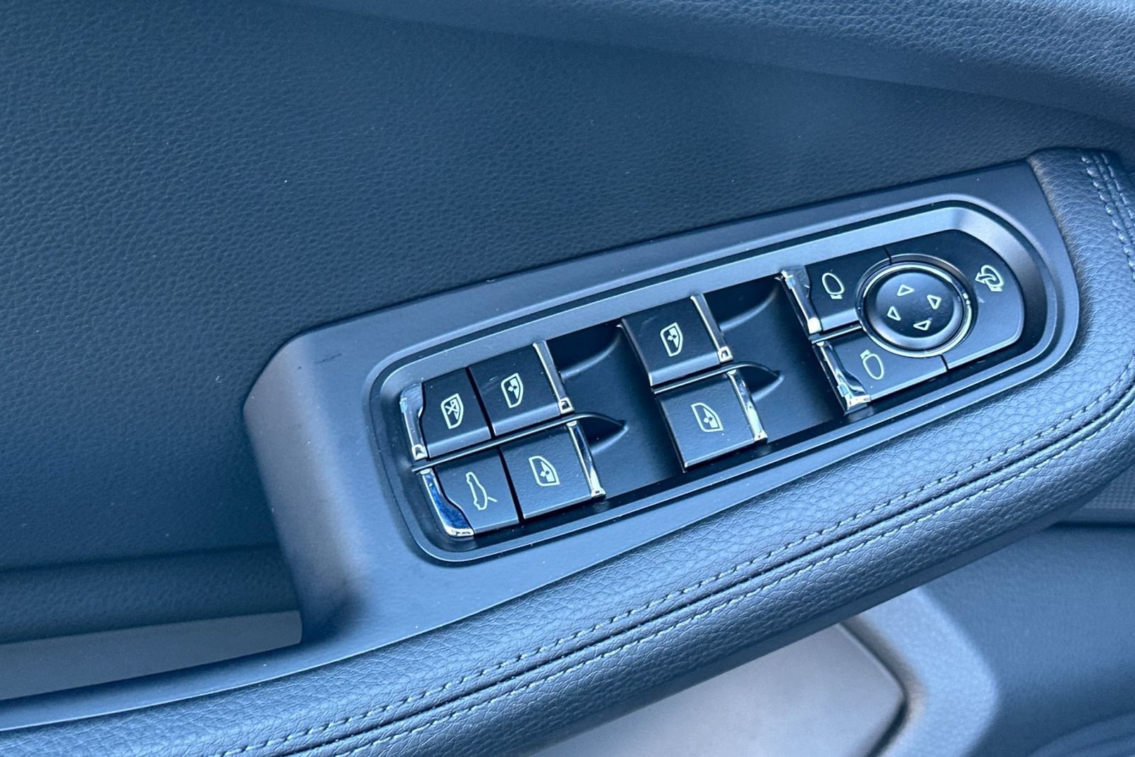 New 2026 Porsche Macan AWD/4WD image 13