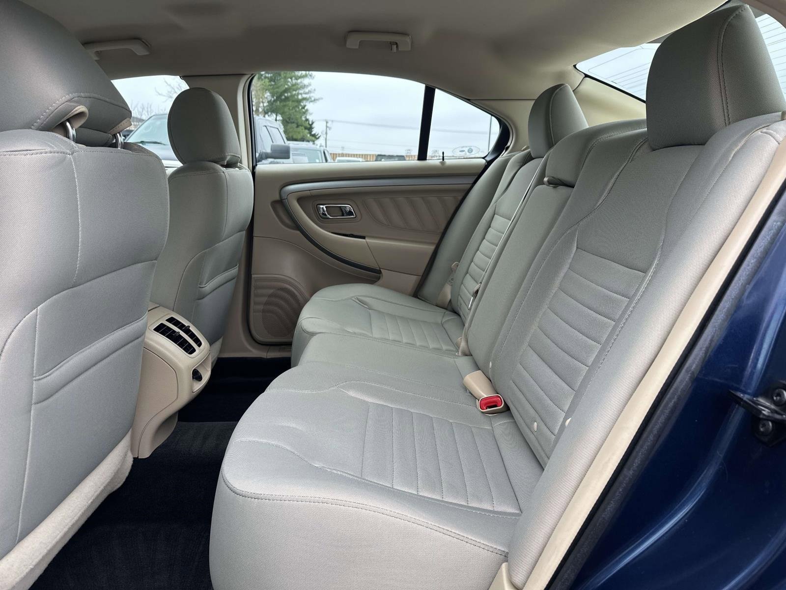 Used 2017 Ford Taurus SE image 23