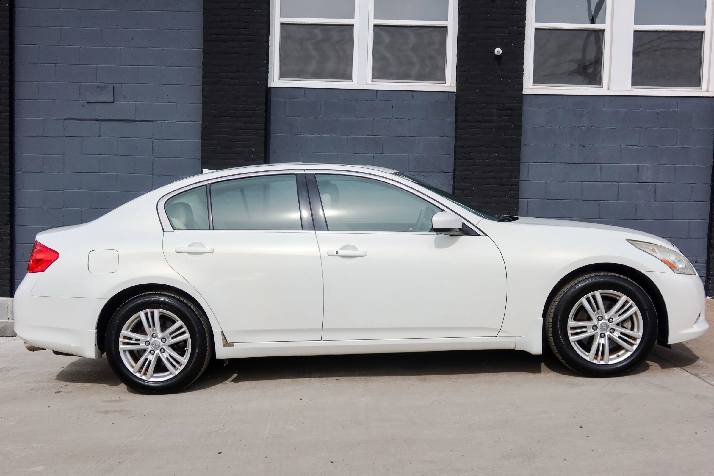 Used 2011 INFINITI G25 x w/ Moonroof Pkg image 6