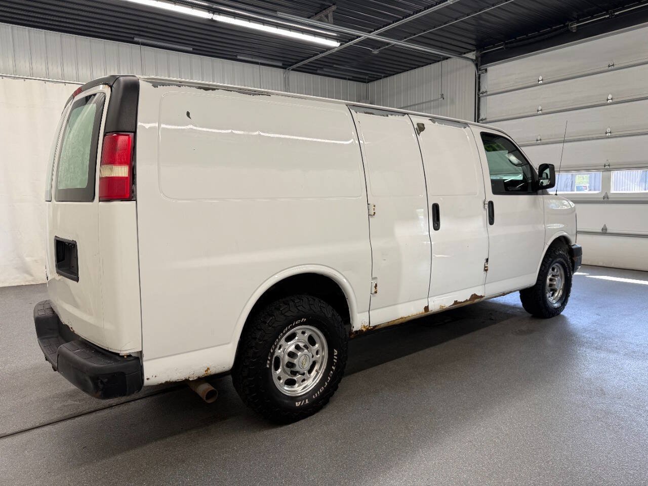 Used 2010 Chevrolet Express 2500 RWD image 4