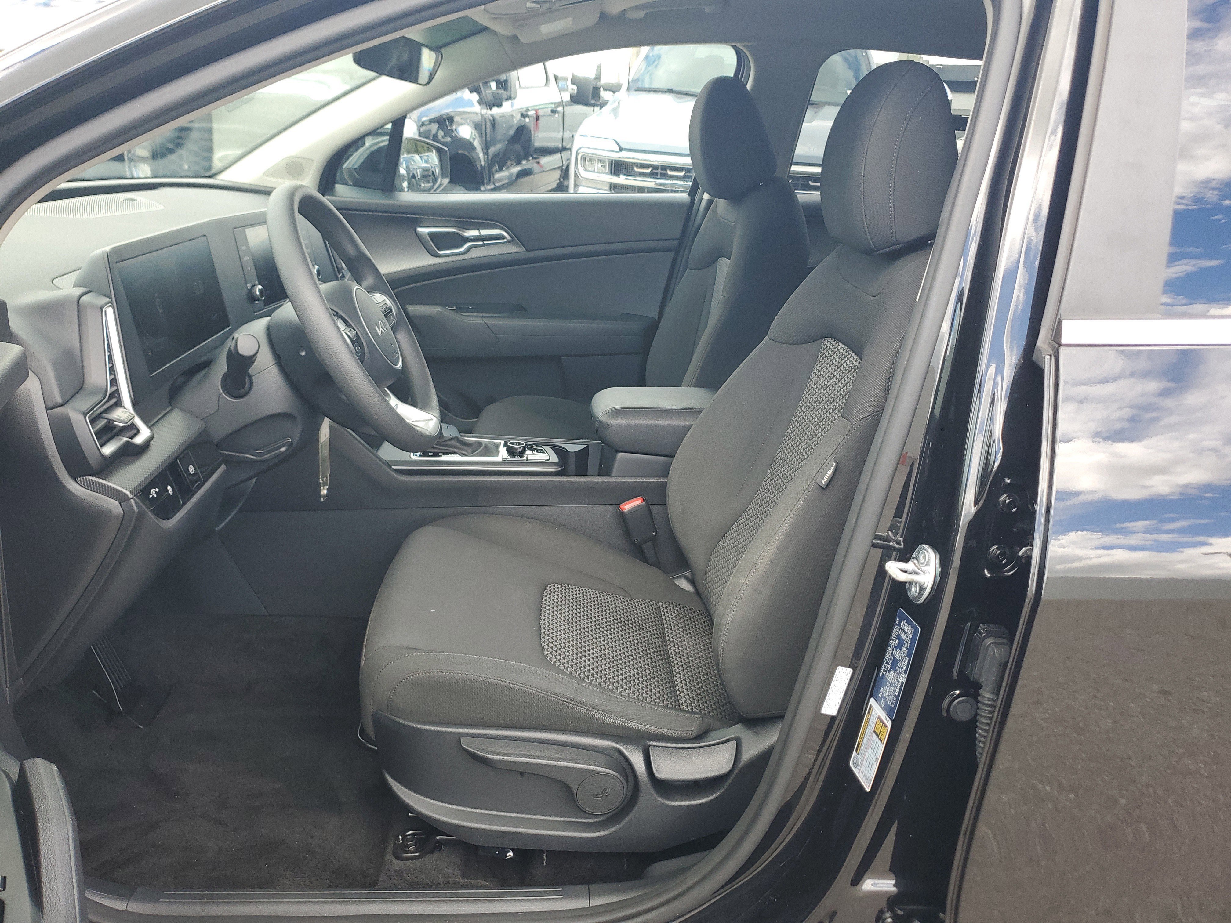 Used 2025 Kia Sportage LX image 11