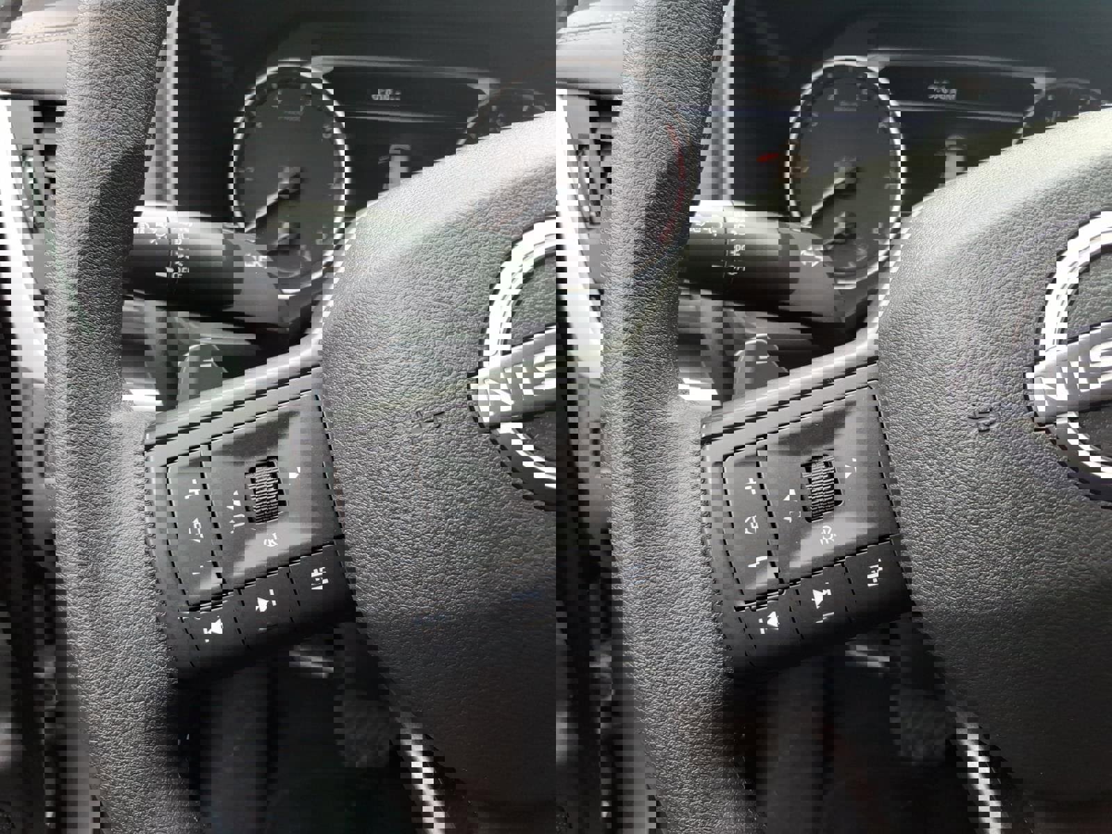 Used 2025 Nissan Rogue S image 14