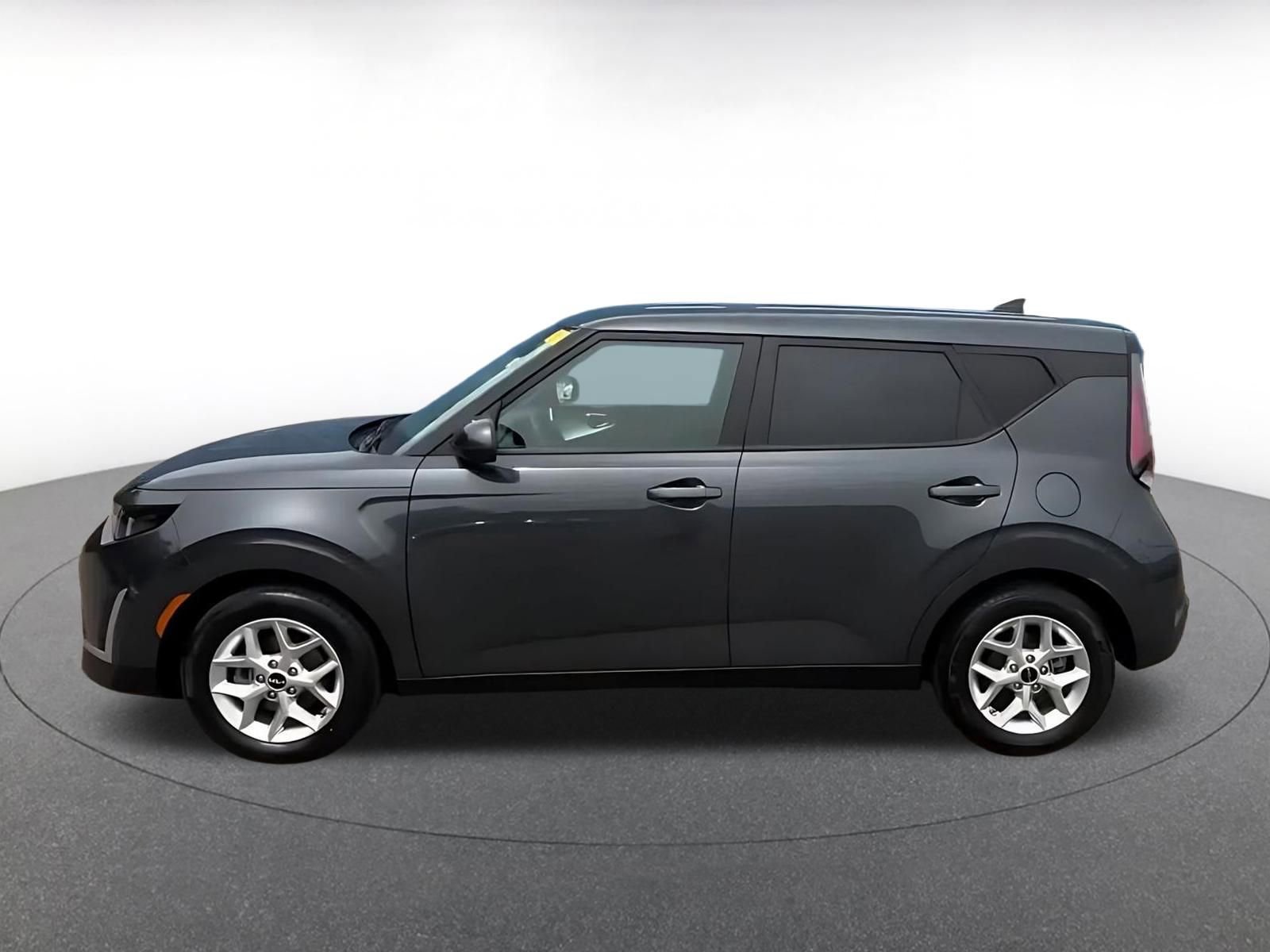 Used 2025 Kia Soul LX w/ LX Technology Package FWD image 9