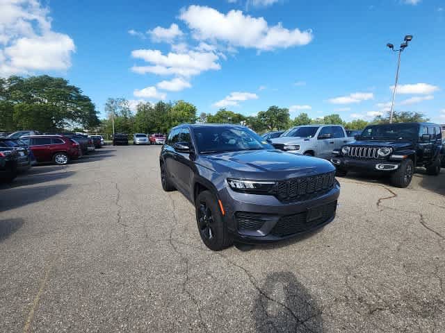 Used 2023 Jeep Grand Cherokee Altitude AWD/4WD image 6